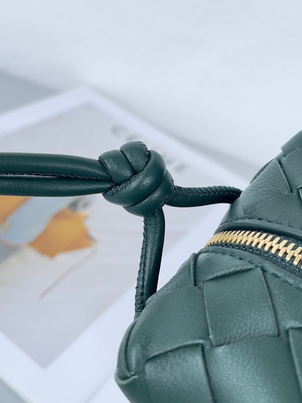 bo*te*ga Ve*ne*ta small loop camera bag