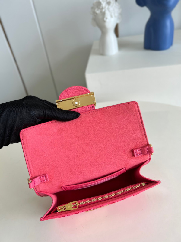 l0*is V*t0n mini dauphine