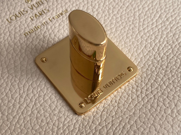 l0*is V*t0n lockme pouch