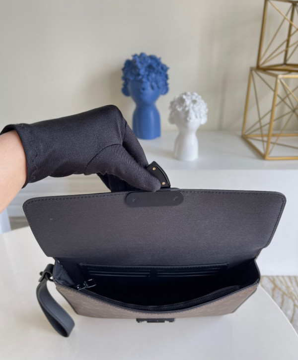 l0*is V*t0n s lock a4 pouch