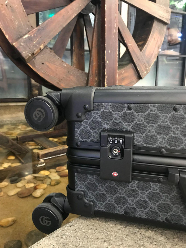 G*u*i travel box 20 inches