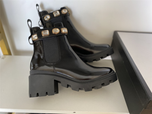 G*u*i embroidered leather ankle boot with belt