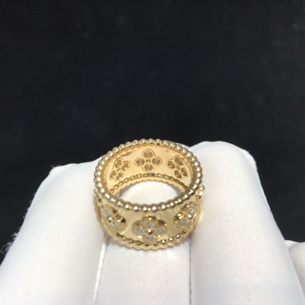 V*N CL*F & arpels perlée clovers ring
