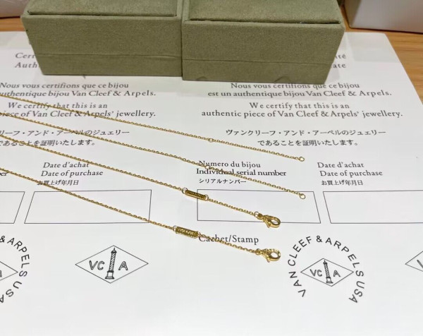 V*N CL*F & arpels necklace