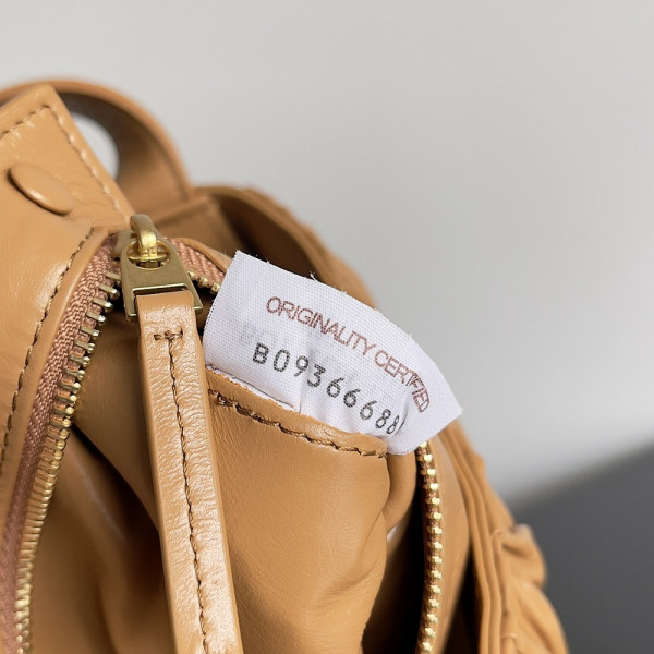 bo*te*ga Ve*ne*ta cassette