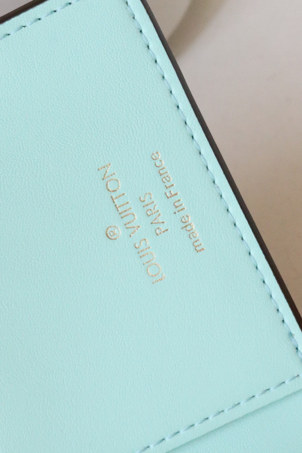 l0*is V*t0n vertical wallet