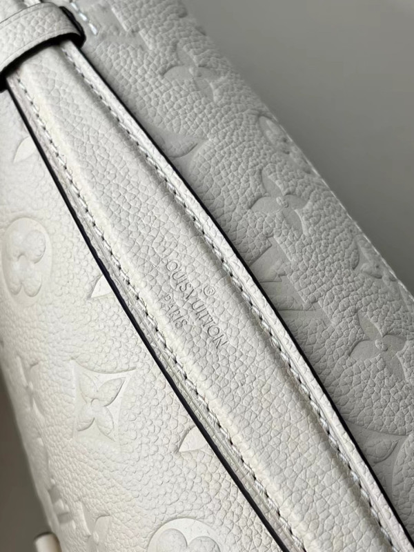 l0*is V*t0n pochette metis east west