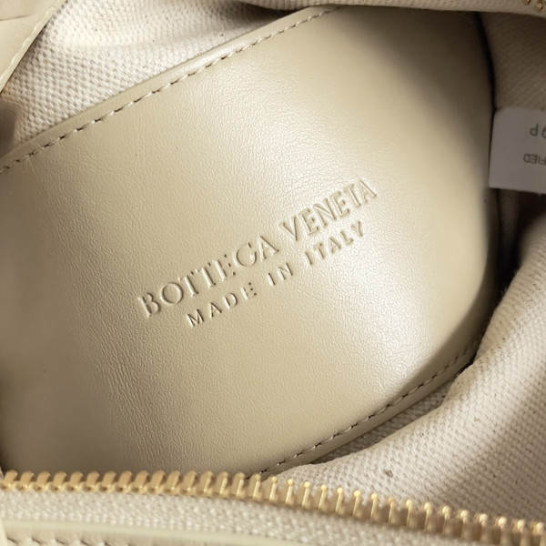 bo*te*ga Ve*ne*ta loop top handle