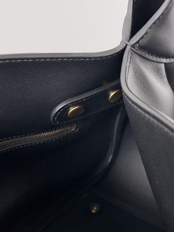 Ba*len*cia*ga bel air small shoulder bag