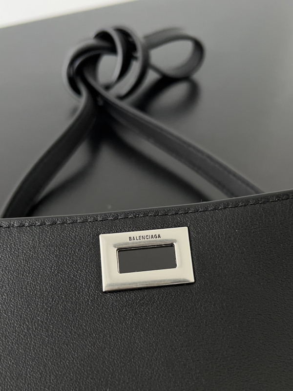 Ba*len*cia*ga bel air small clutch