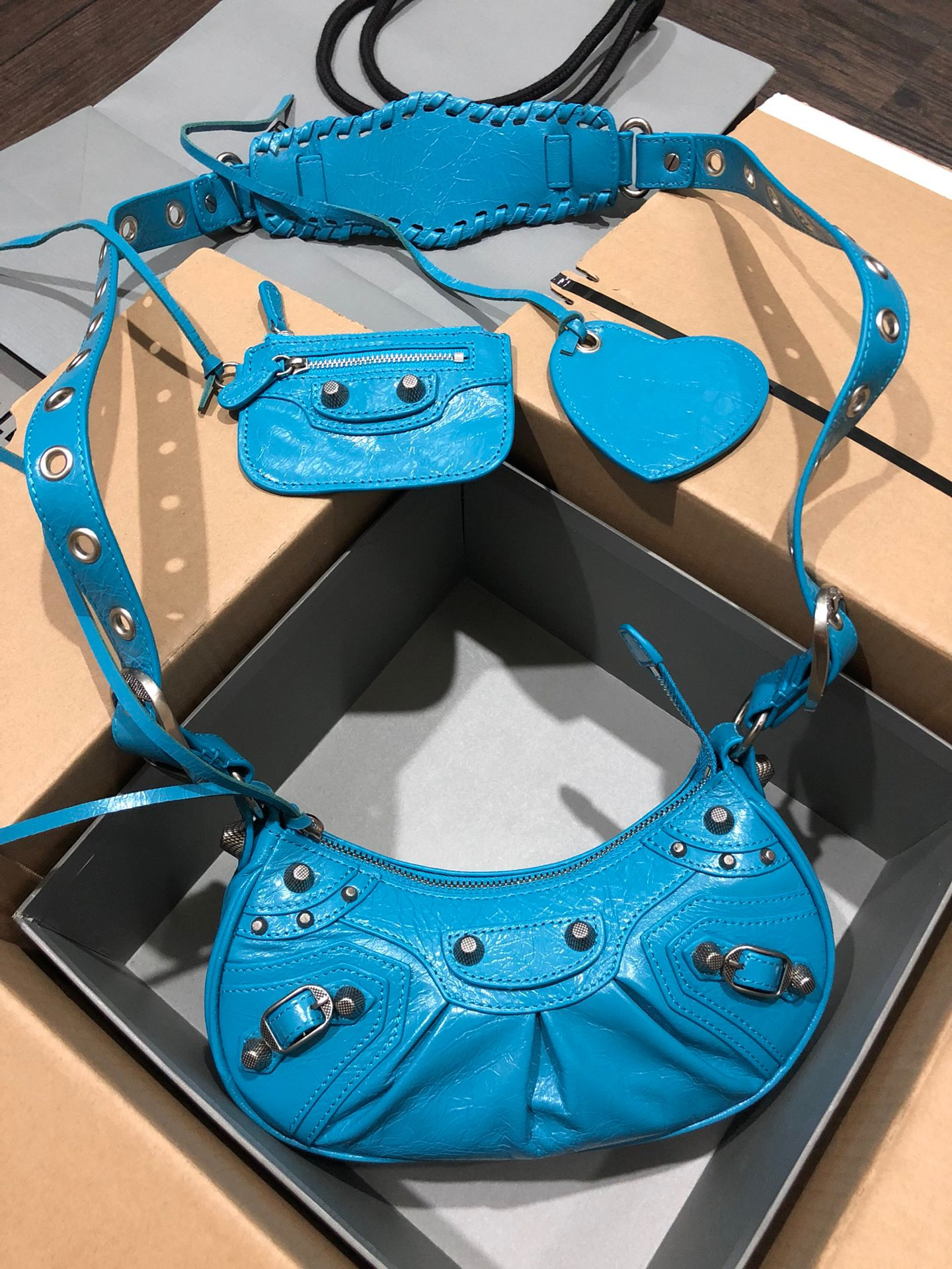 Ba*len*cia*ga women's le cagole xs shoulder bag