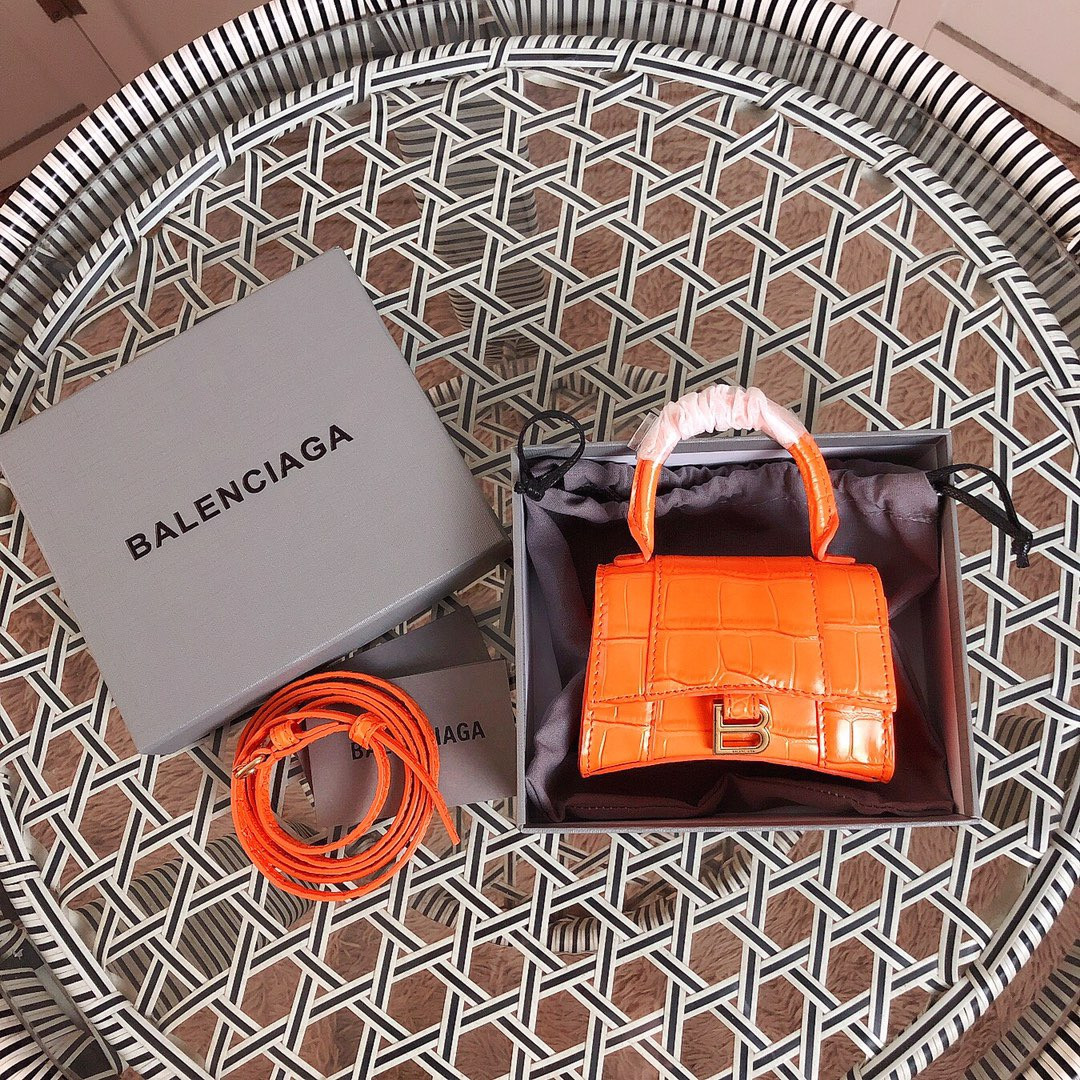 Ba*len*cia*ga hourglass