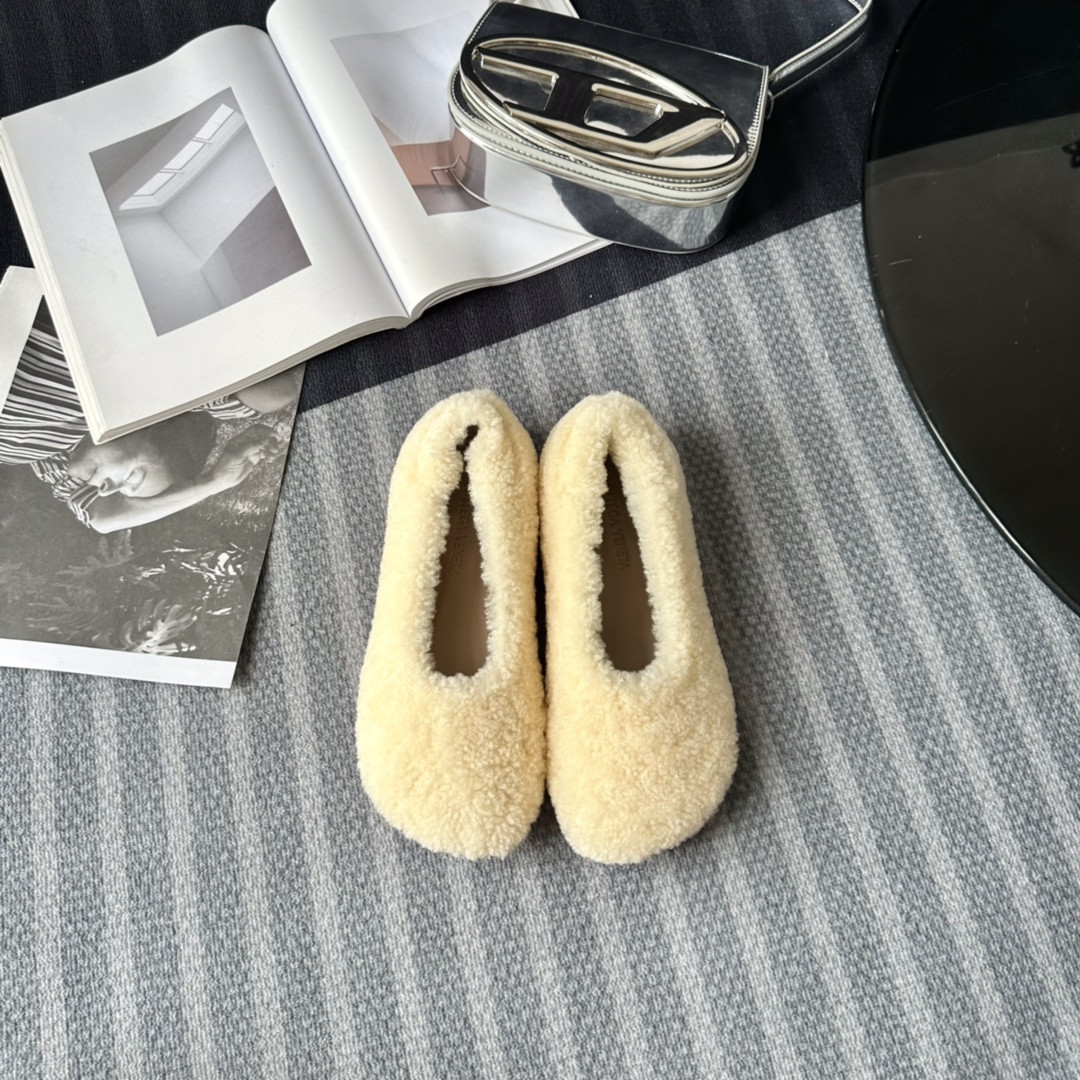 bo*te*ga Ve*ne*ta atomic shearling-trimmed ballet flats