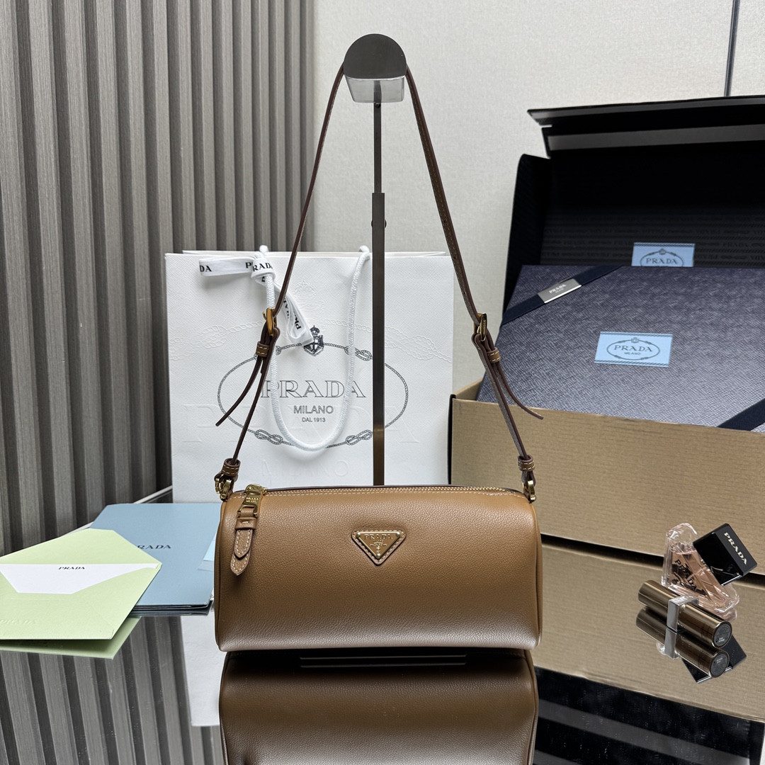 Pra*a leather pouch - 22*9*7.5cm